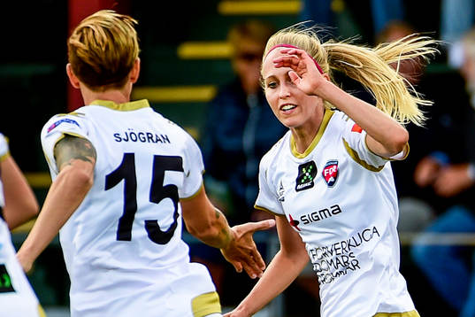 Rosengårds Therese Sjögran och Line Röddik Hansen firar