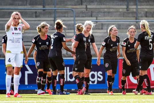 Göteborgs spelare jublar efter ledningsmålet 1-2 av Marlene Sjöberg