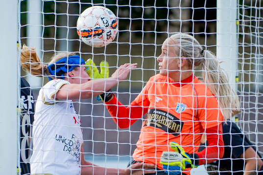 FC Rosengårds Kirsten van de Ven och Göteborgs Sabrina Viguier i kamp om bollen i Rosengårds sista målchans