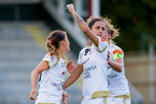 FC Rosengårds Natasa Andonova jublar efter hon gjort 2-2