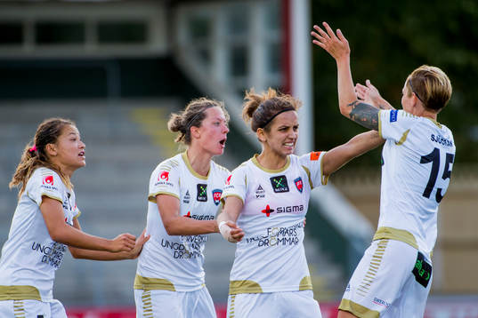 FC Rosengårds Natasa Andonova firas av Alexandra Riley, Lina Nilsson och Therese Sjögran efter hon gjort 2-2