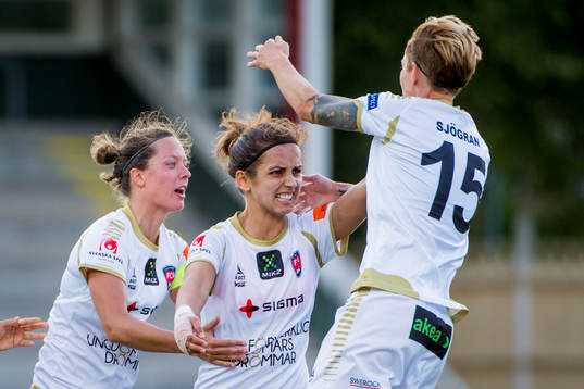 FC Rosengårds Natasa Andonova firas av Lina Nilsson och Therese Sjögran efter hon gjort 2-2
