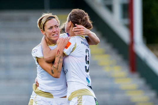 FC Rosengårds Natasa Andonova firas av Therese Sjögran efter hon gjort 2-2