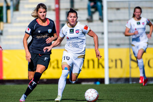 Göteborgs Kathlene Fernström jagar FC Rosengårds Ramona