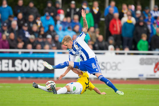 Göteborgs Søren Rieks och Falkenbergs Calle Wede (ligger på marken)