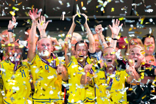 Sveriges spelare firar med pokalen