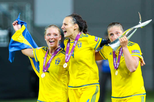 Sveriges Ronja Aronsson , Nathalie Björn och Filippa Angeldal firar med pokalen