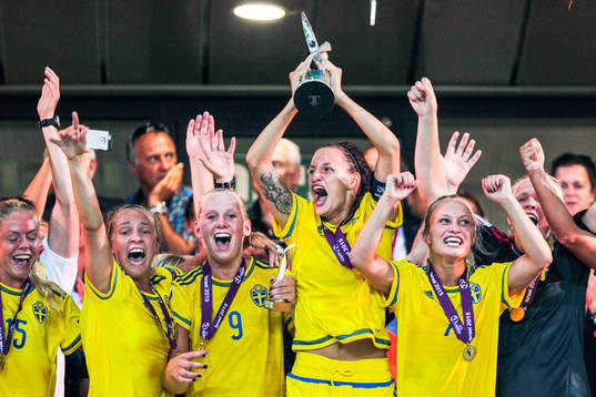 Sveriges spelare firar med pokalen