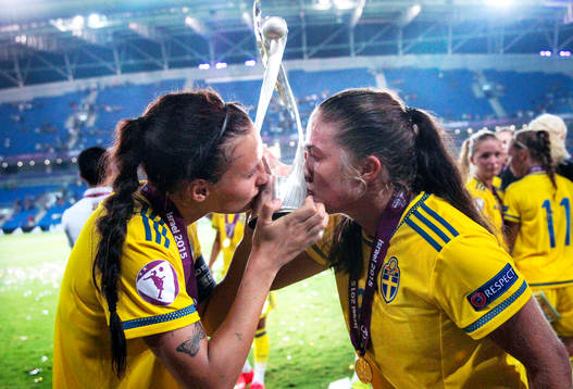 Sveriges Filippa Angeldal och Nathalie Björn kysser pokalen
