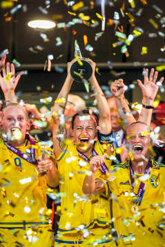 Sveriges spelare firar med pokalen