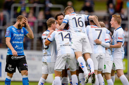 Gefles spelare jublar efter att Anders Bååth-Sjöblom gjort 0-1