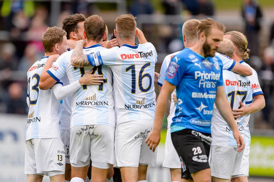 Gefles spelare jublar efter att Anders Bååth-Sjöblom gjort 0-1