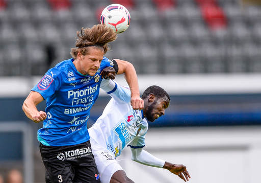Halmstads Fredrik Liverstam och Gefles Dioh Williams i en
