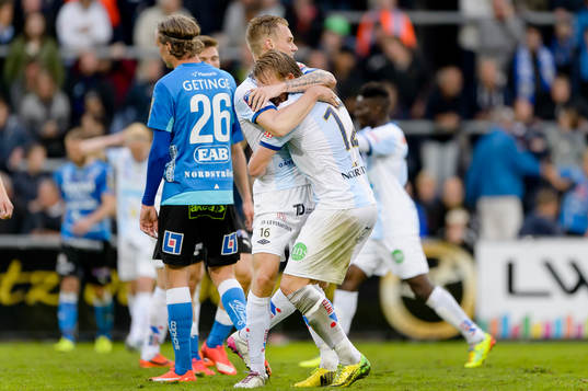 Gefles David Fällman jublar tillsammans med målskytten Anders Bååth-Sjöblom