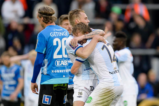 Gefles David Fällman jublar tillsammans med målskytten Anders Bååth-Sjöblom