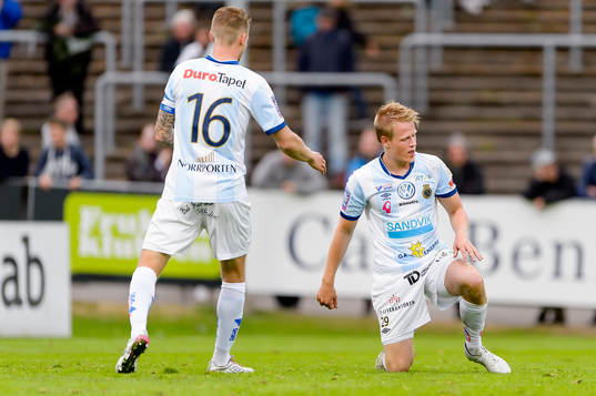 Gefles David Fällman hjälper Martin Rauschenberg upp