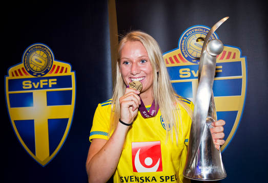 Sveriges F19-spelare Stina Blackstenius jublar för sitt EM-guld i fotboll vid en mottagning den 28 juli 2015 på Arlanda i Stockholm.
