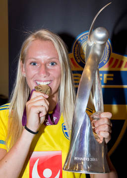 Sveriges F19-spelare Stina Blackstenius jublar för sitt EM-guld i fotboll vid en mottagning den 28 juli 2015 på Arlanda i Stockholm.