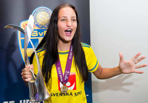 Sveriges F19-spelare Nathalie Björn firar sitt EM-guld i fotboll vid en mottagning den 28 juli 2015 på Arlanda i Stockholm.