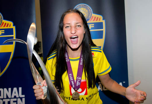 Sveriges F19-spelare Nathalie Björn firar sitt EM-guld i fotboll vid en mottagning den 28 juli 2015 på Arlanda i Stockholm.