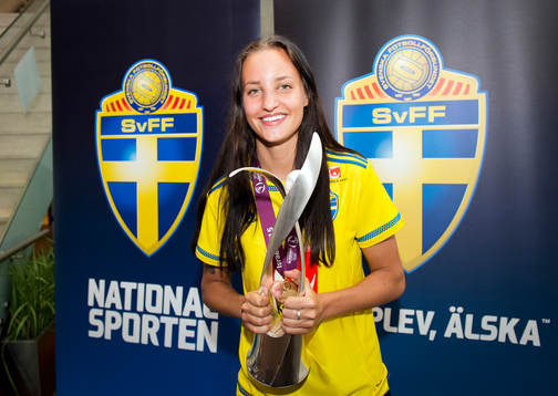Sveriges F19-spelare Nathalie Björn firar sitt EM-guld i fotboll vid en mottagning den 28 juli 2015 på Arlanda i Stockholm.