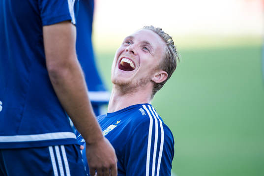 IFK Göteborgs målvakt Marcus Sandberg skrattar