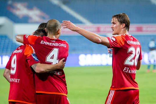 IFK Göteborgs Haitam Aleesami firas av Jakob Ankersen och Thomas Rogne efter han gjort 2-1