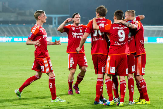 IFK Göteborgs Haitam Aleesami firas av lagkamraterna efter han gjort 2-1