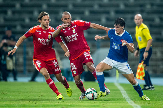 IFK Göteborgs Tom Pettersson och Haitam Aleesami jagar Belenenses Fábio Sturgeon