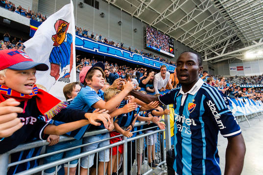 Djurgårdens Sam Johnson firar sitt 2-1 mål med publiken