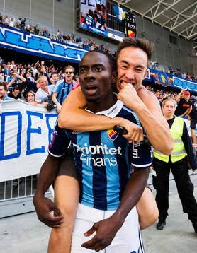 Djurgårdens Sam Johnson firar sitt 2-1 mål med publiken