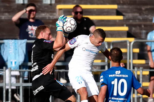 Åtvidabergs målvakt Henrik Gustavsson och Malmö FFs