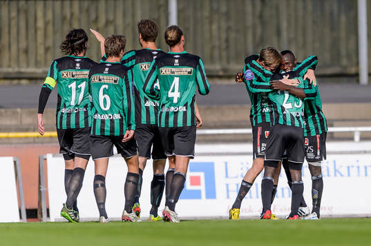 Varbergs Nsima Peter jublar efter att ha gjort 2-0 och omfamnas av laget