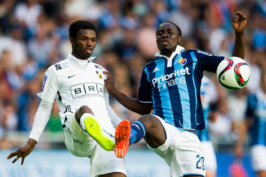 Häckens Mohammed Abubakari i kamp om bollen med