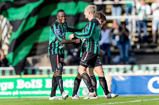 Varbergs Nsima Peter (v) gör 3-0 och gratuleras av Pär Asp
