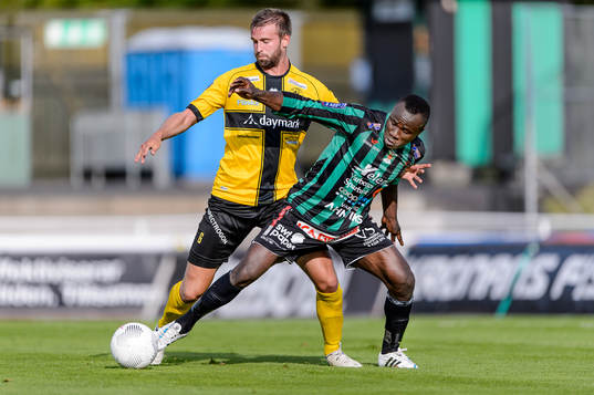 Frej Täbys Johannes Gustafsson och Varbergs Nsima Peter