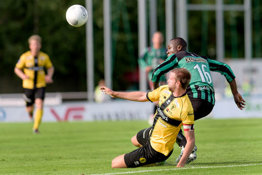 Frej Täbys Johannes Gustafsson och Varbergs Nsima Peter