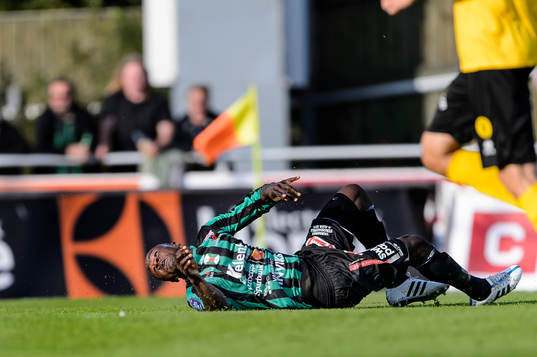 Varbergs Nsima Peter ser bollen rulla in till 4-0