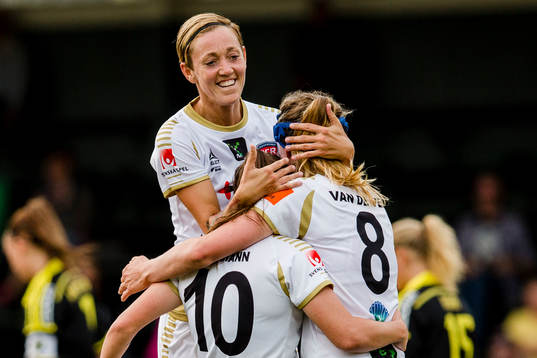 FC Rosengårds Therese Sjögran jublar tillsammans med Ramona Bachman och Kirsten van de Ven efter Ramona Bachmans mål