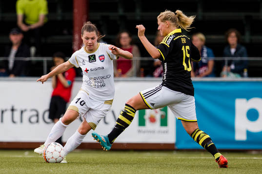 FC Rosengårds Ramona Bachman dribblar med bollen mot AIKs