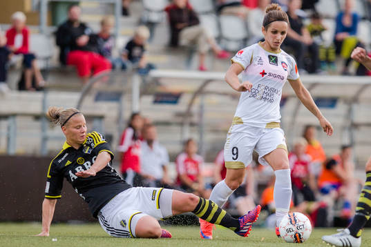 AIKs Maija Saari försöker stoppa FC Rosengårds Natasa