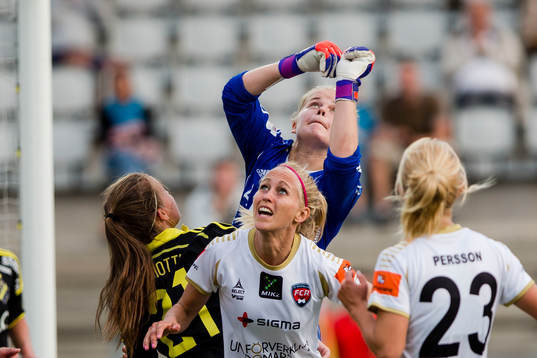 AIKs Julia Zigiotti Olme, med ryggen åt kameran, och