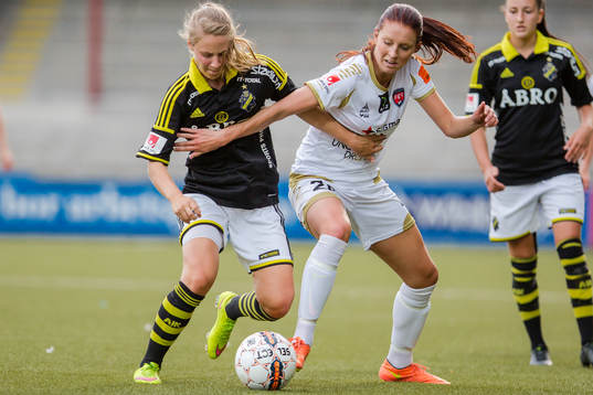 AIKs Madeleine Rohr i närkamp om bollen med FC Rosengårds