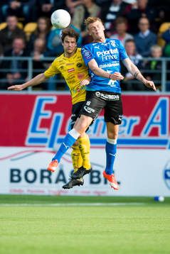 Kamp mellan Halmstads Eric Smith och Elfsborgs Henning