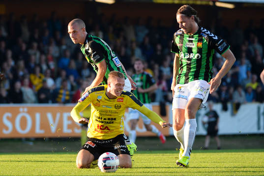 Mjällbys Mattias Håkansson går omkull i straffområdet