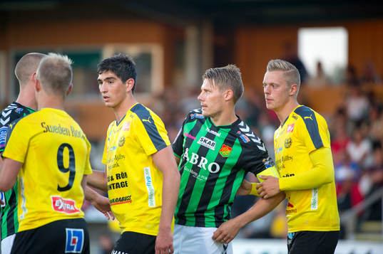 Mjällbys Mattias Håkansson tar tag i GAIS Patrik