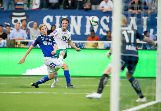 Hammarbys Linus Hallenius i närkamp med Sundsvalls Joakim Nilsson