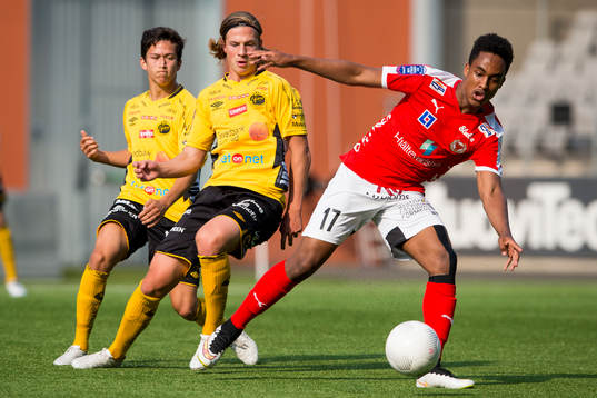 Kalmars Muktar Ahmed tar sig förbi Elfsborgs Simon Olsson