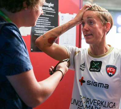 Rosengårds Therese Sjögran intervjuas i spelargången