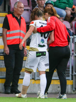 Rosengårds Ramona Bachmann hjälps av planen